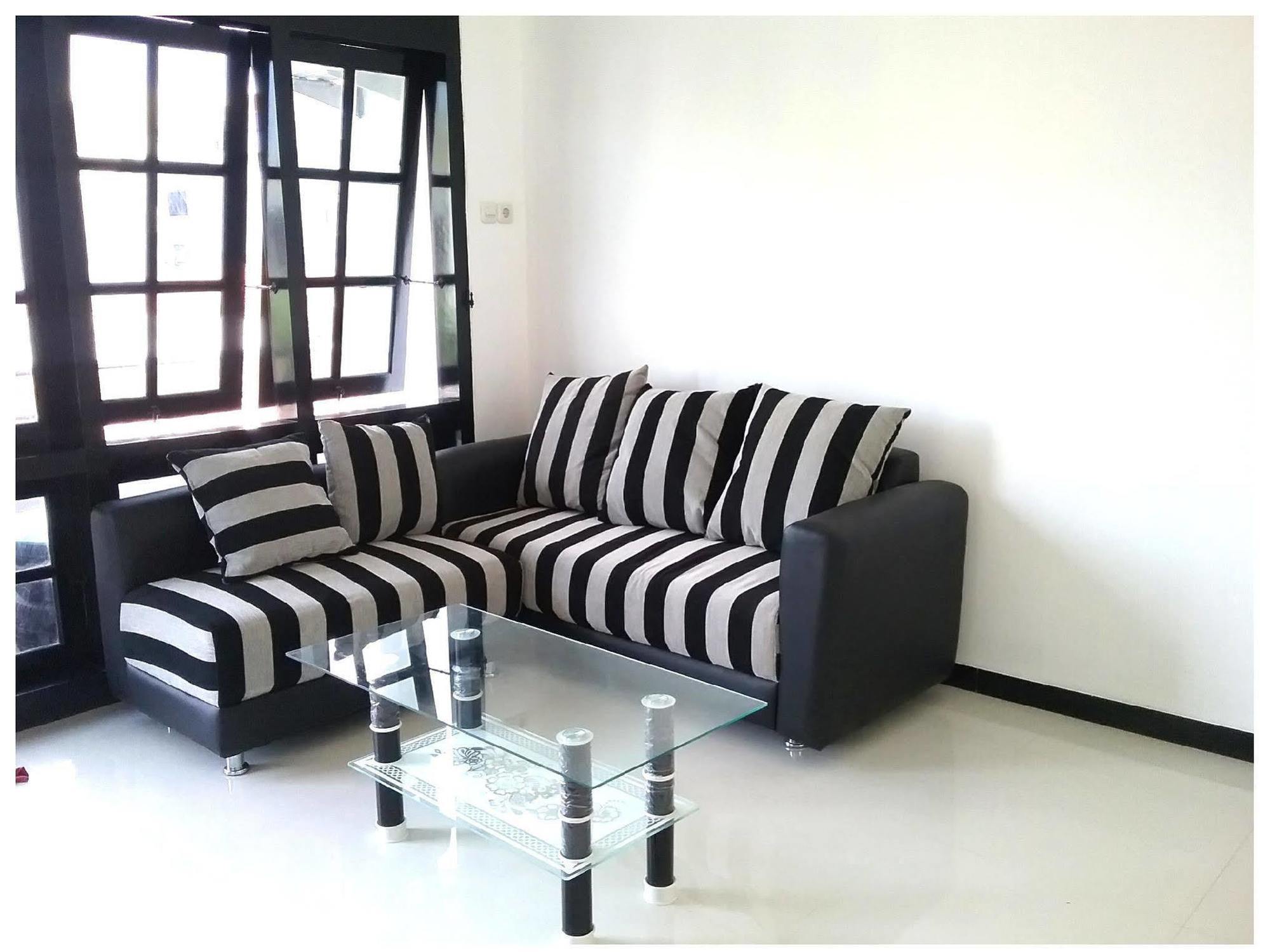 Mess Inn Semarang Exterior foto