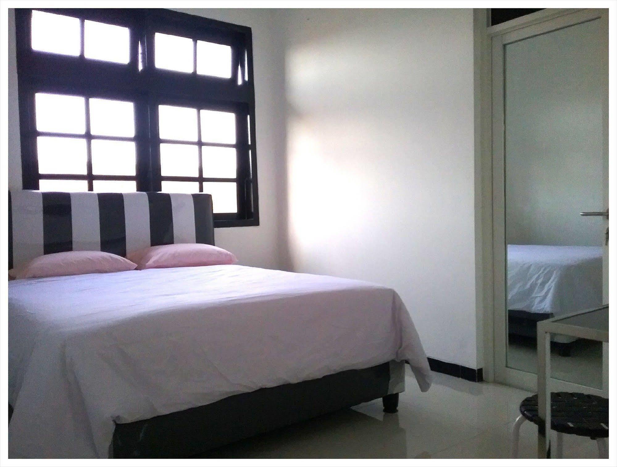 Mess Inn Semarang Exterior foto